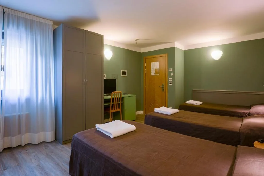 Deluxe Triple Room — Hotel Montebello