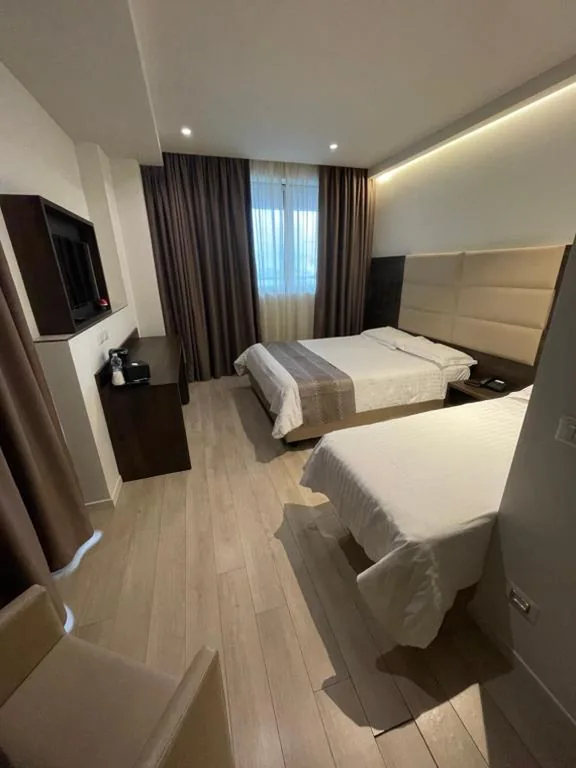 Deluxe Triple Room — HotelLuxuryPrato