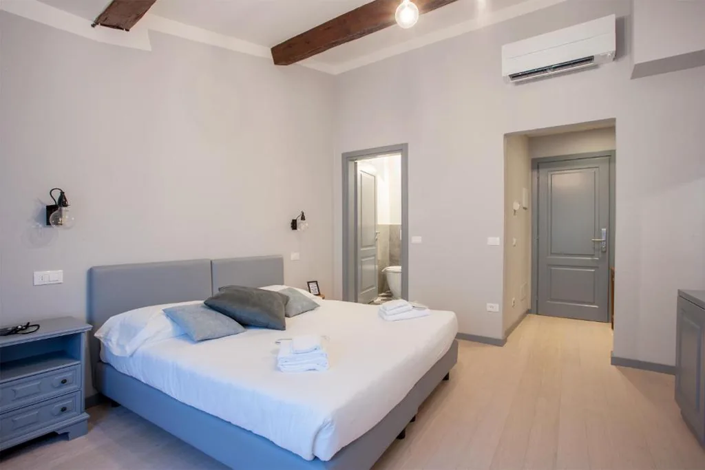 Deluxe Triple Room — Santo Spirito Venti – Design Rooms in Florence near Ponte Vecchio & Palazzo Pitti