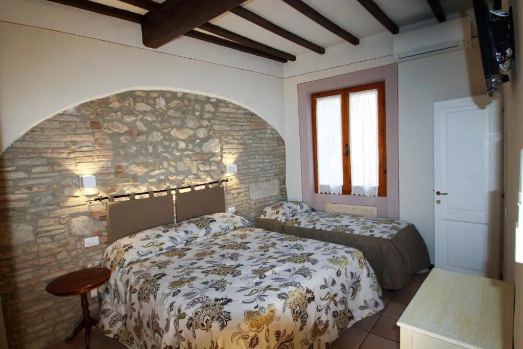 Triple Room — Donna Nobile