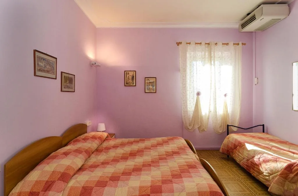 Camera Tripla Economy con Bagno in Comune — Il Ponte Affittacamere