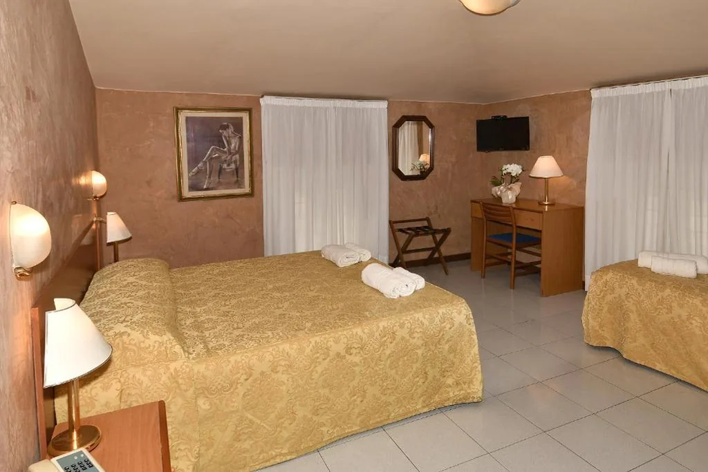 Triple Room — Hotel Innocenti