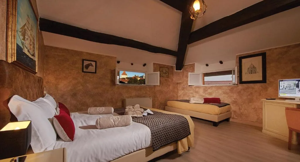 Camera Tripla Mansardata con Vista Torre — Villa Tower Inn