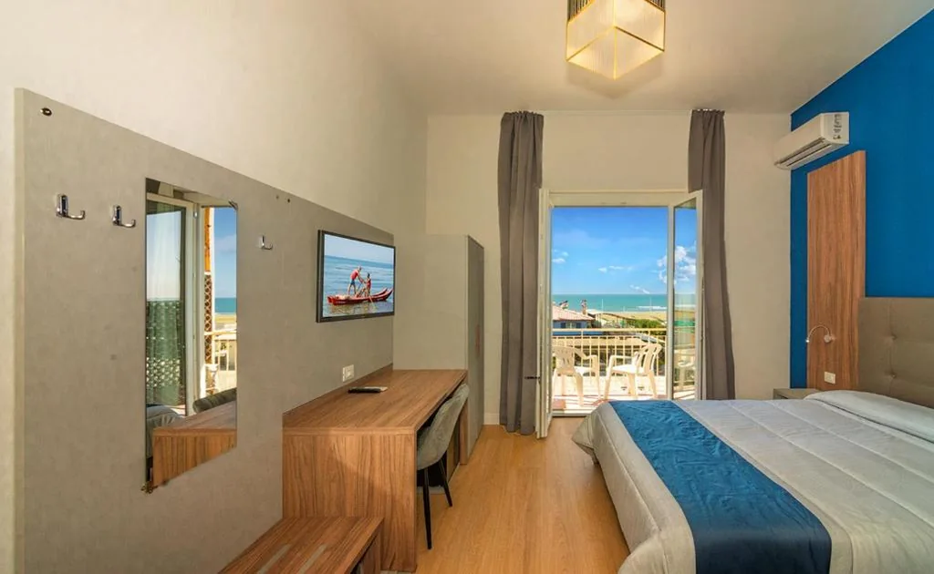 Standard Triple Room with Sea View — Hotel Rialto Suisse