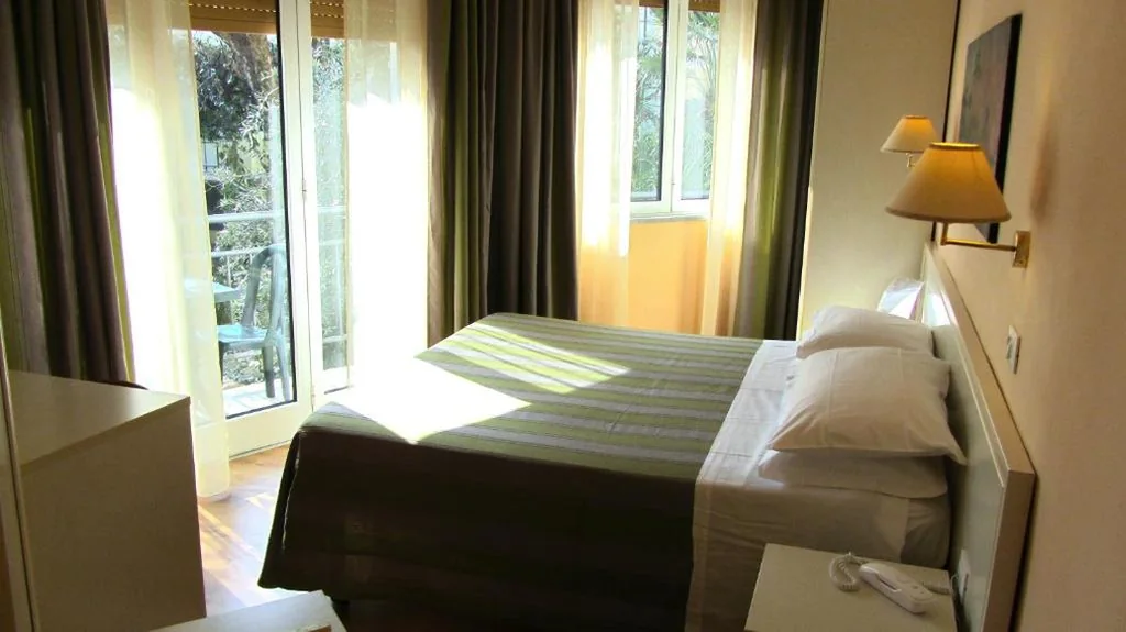 Standard Triple Room — Hotel Ausonia