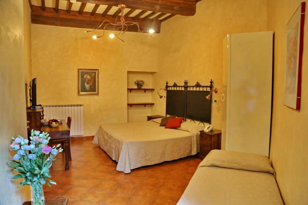 Camera Tripla Standard — Hotel Italia Cortona