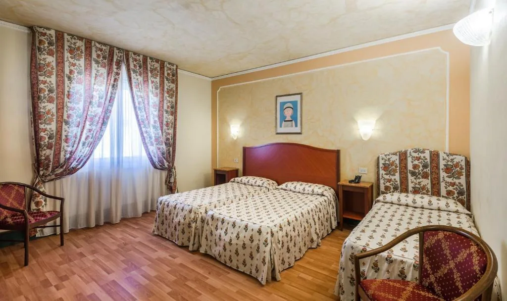 Camera Tripla Standard — Hotel Minerva Palace