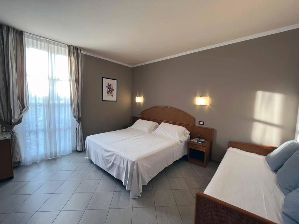 Standard Triple Room — Hotel Regina