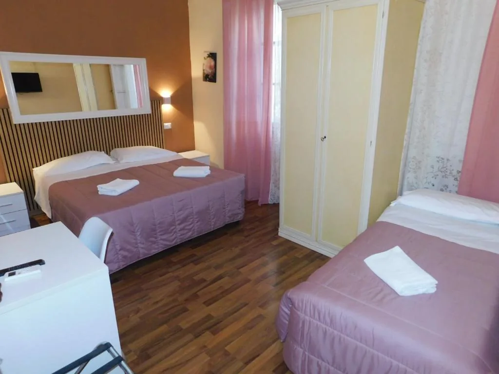 Camera Tripla Standard — PICCOLO HOTEL Nel Centro Storico di Firenze