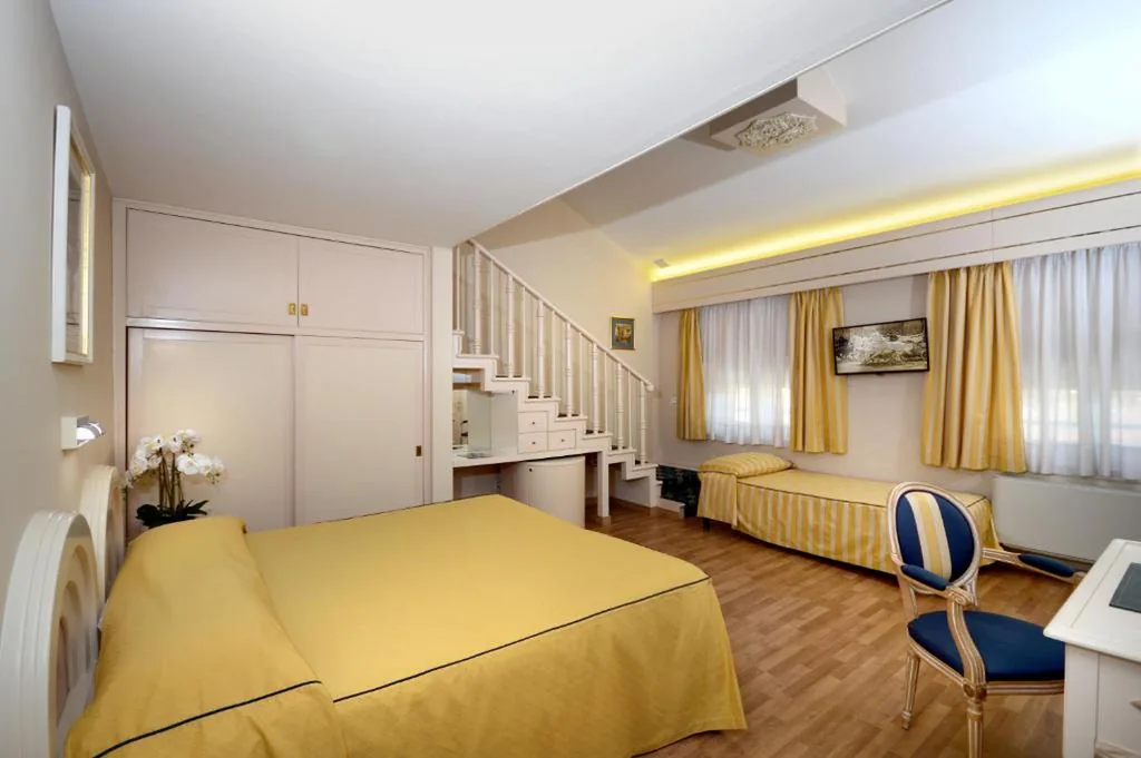Camera Tripla Standard su 2 Livelli — Grand Hotel Vittoria