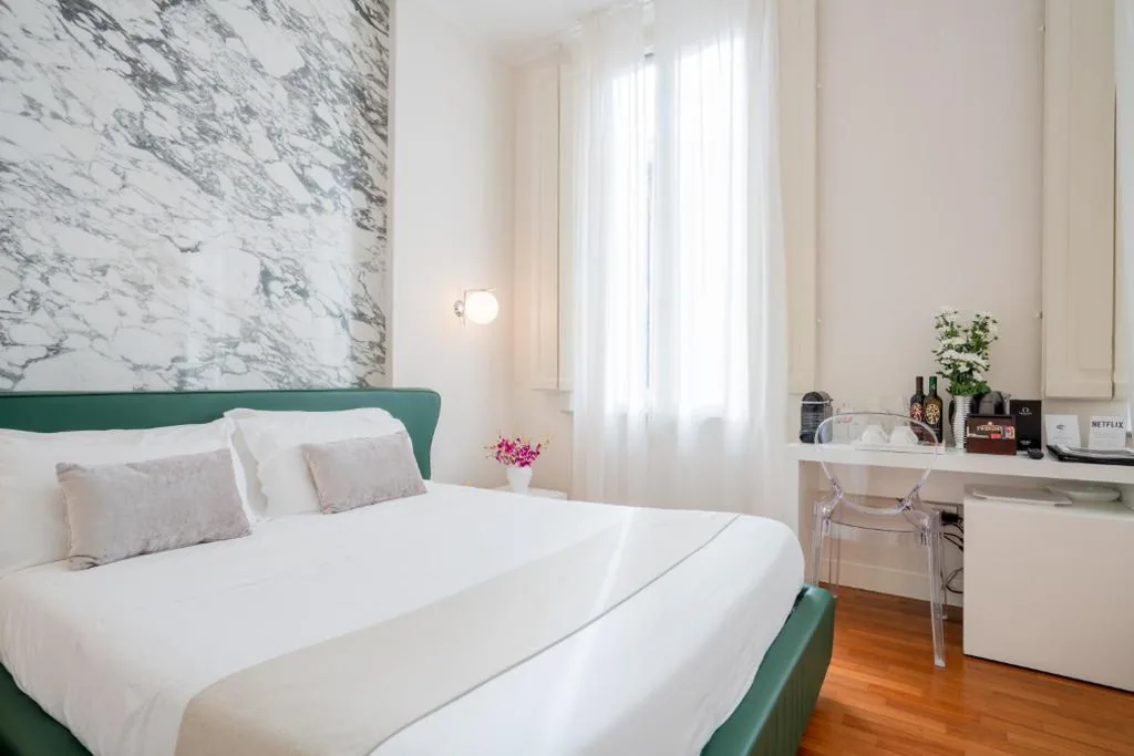 Camera Tripla Superior con Vasca — Palazzo Cini Luxury Rooms in Pisa