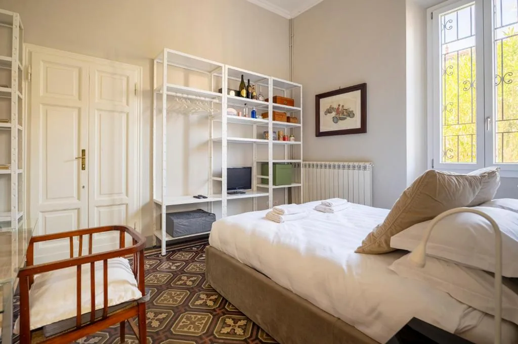 Camere con bagno privato in Villa con giardino