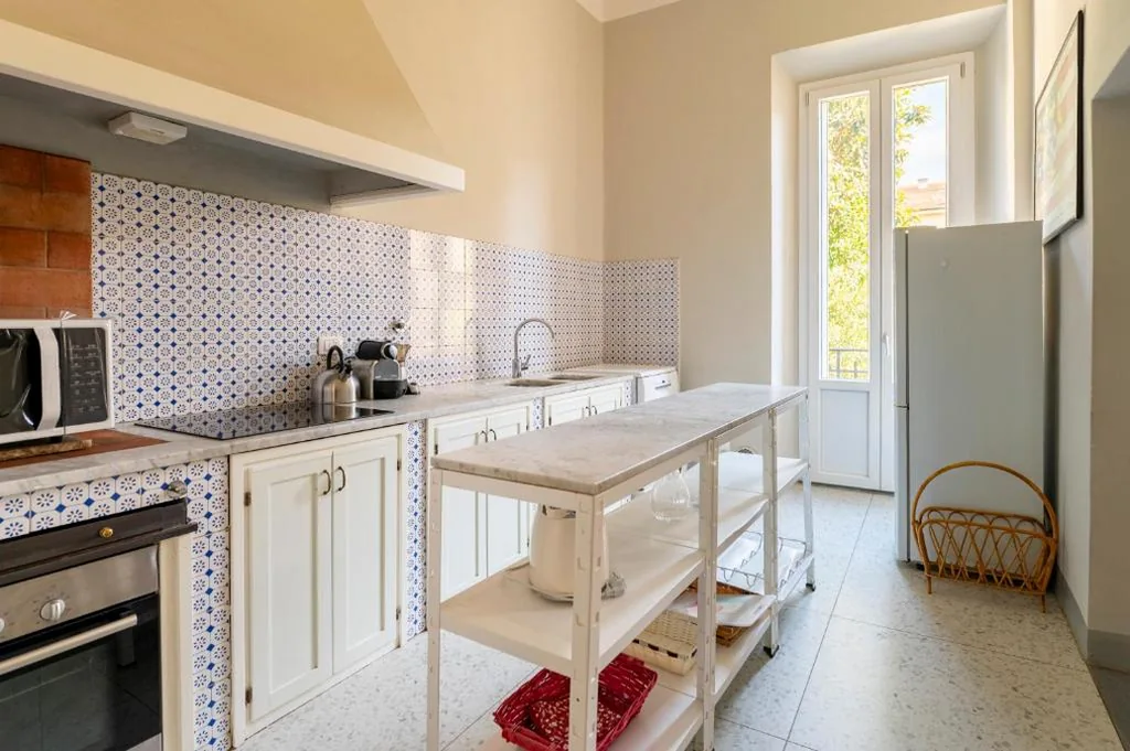 Camere con bagno privato in Villa con giardino — foto 3