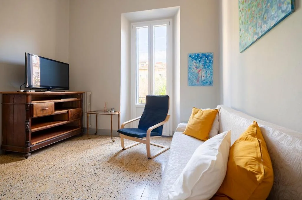 Camere con bagno privato in Villa con giardino — foto 4