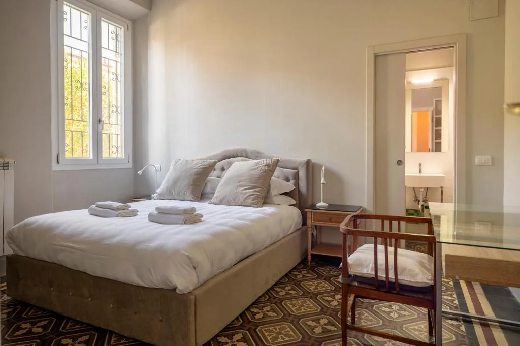 Camere con bagno privato in Villa con giardino — foto 5