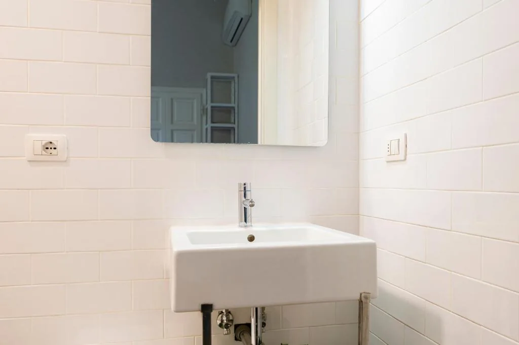 Camere con bagno privato in Villa con giardino — foto 6