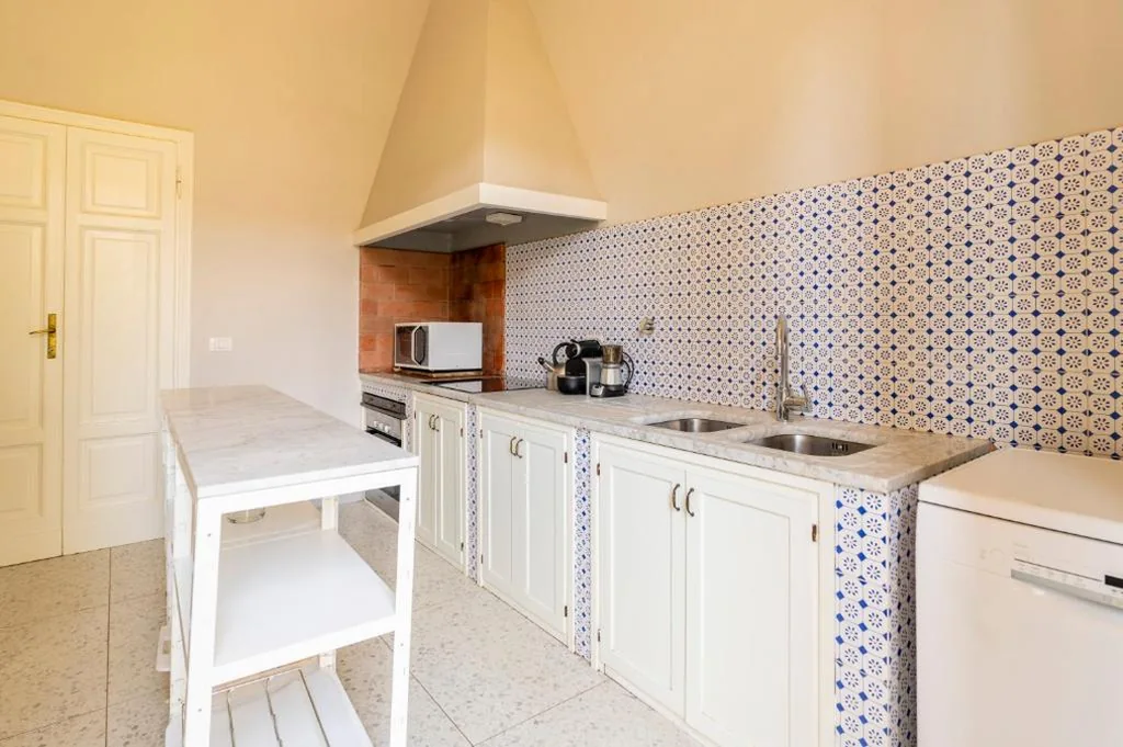 Camere con bagno privato in Villa con giardino — foto 7