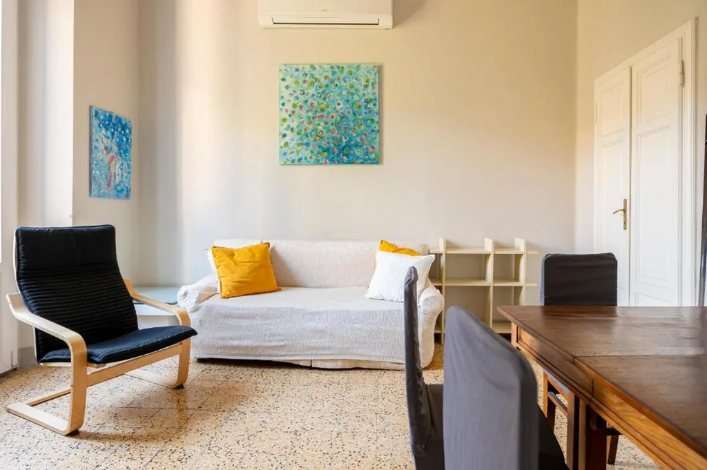 Camere con bagno privato in Villa con giardino — foto 8