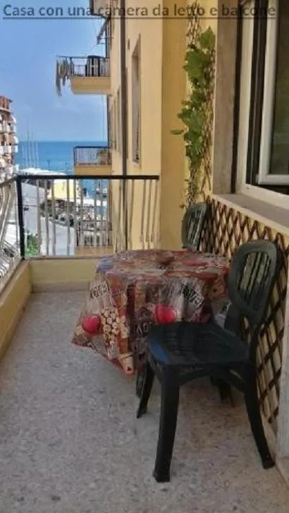 One-Bedroom House with Balcony — Ampio monolocale con balcone fronte mare