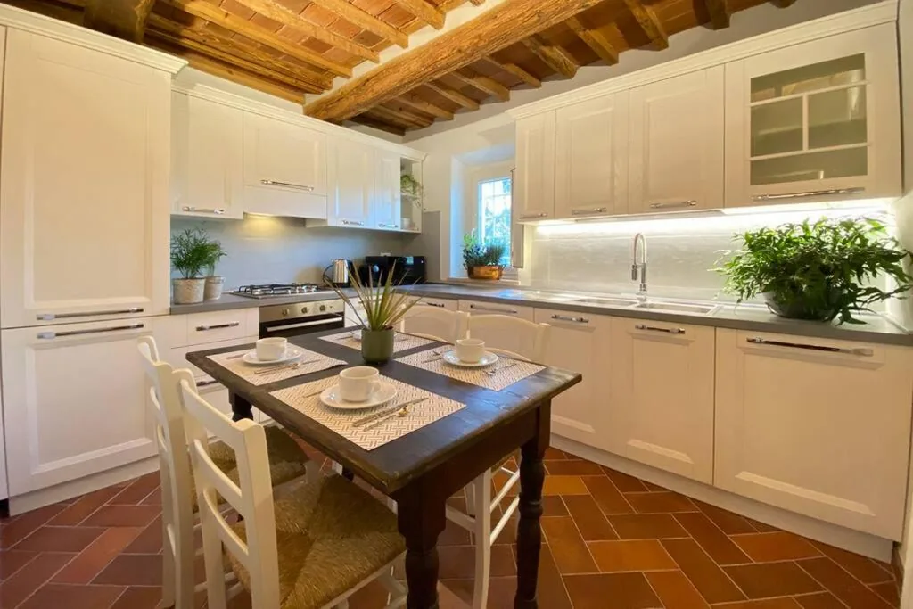 Two-Bedroom House — Viaggiare Smart [Wi-fi, TV HD, Spazio di lavoro, Parcheggio gratuito nella struttura,]