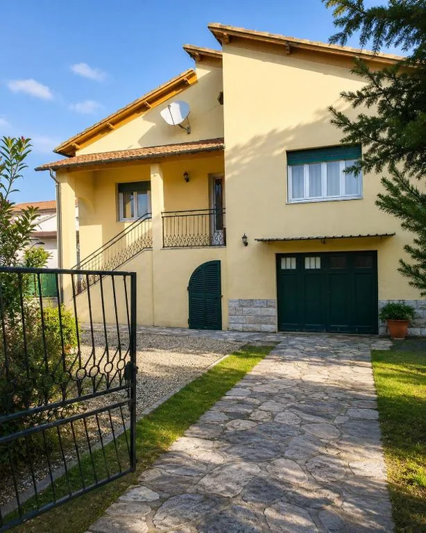 Three-Bedroom House — Happy Lucca Giardino e Parcheggio Privato a 300 m dalle Mura di Lucca
