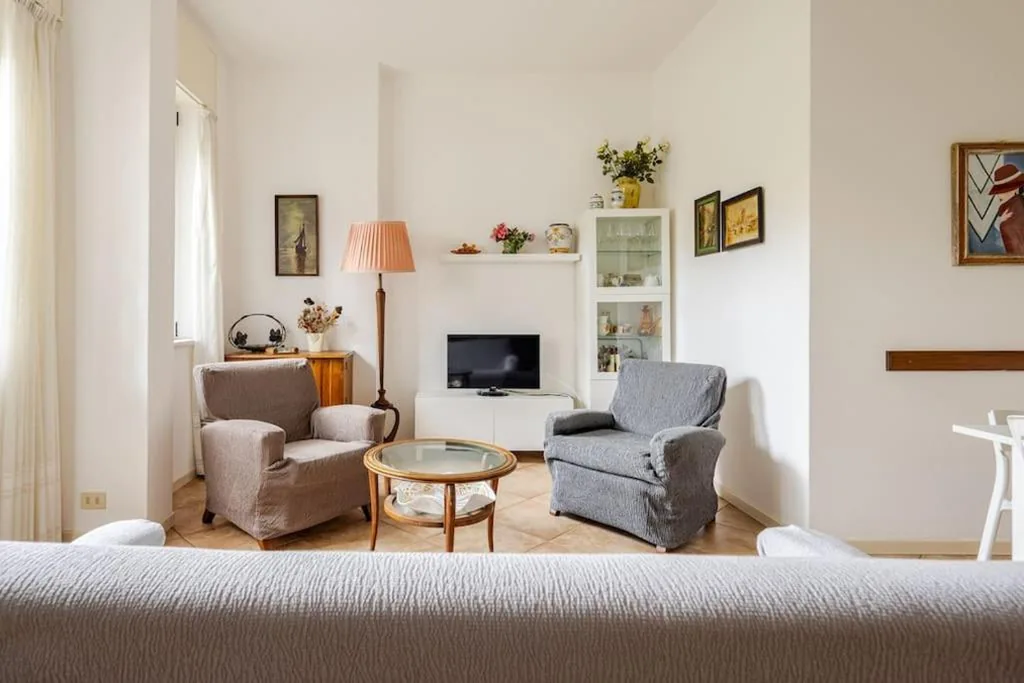 Casa con 4 camere da letto — Spaziosa casa con giardino e dependance