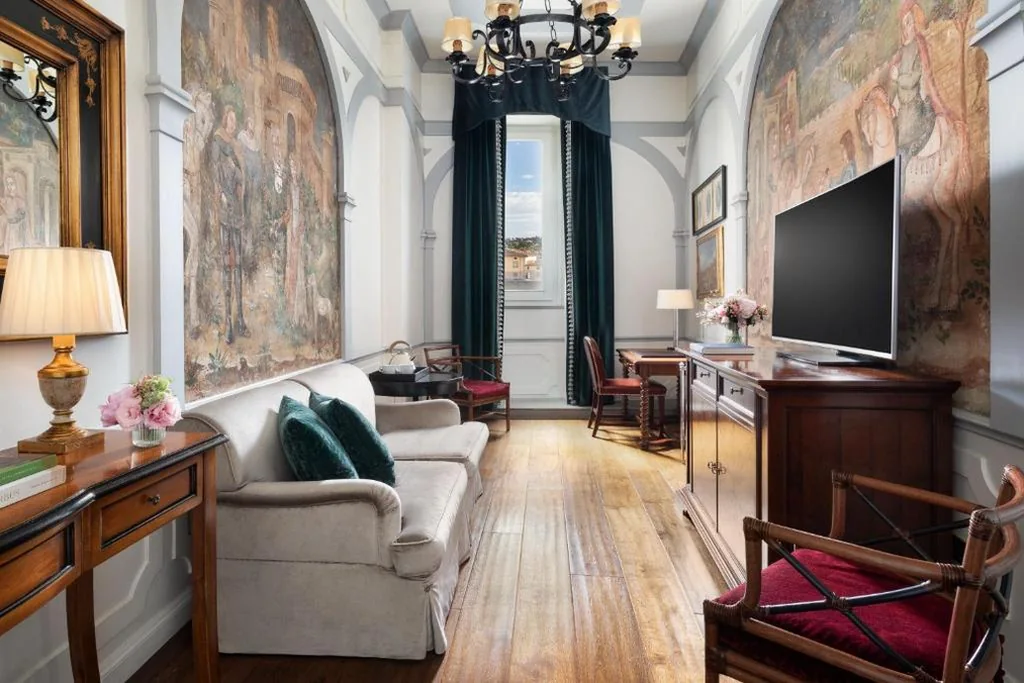 Deluxe King Suite with River View — The St. Regis Florence