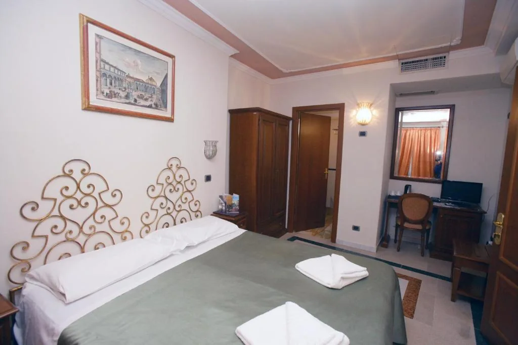 Double or Twin Basic Room — Domus Florentiae Hotel