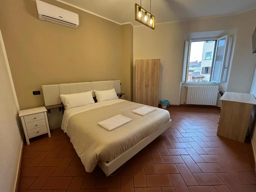 Due Camere Matrimoniali Comunicanti con Bagno in Comune — Window To The Tower