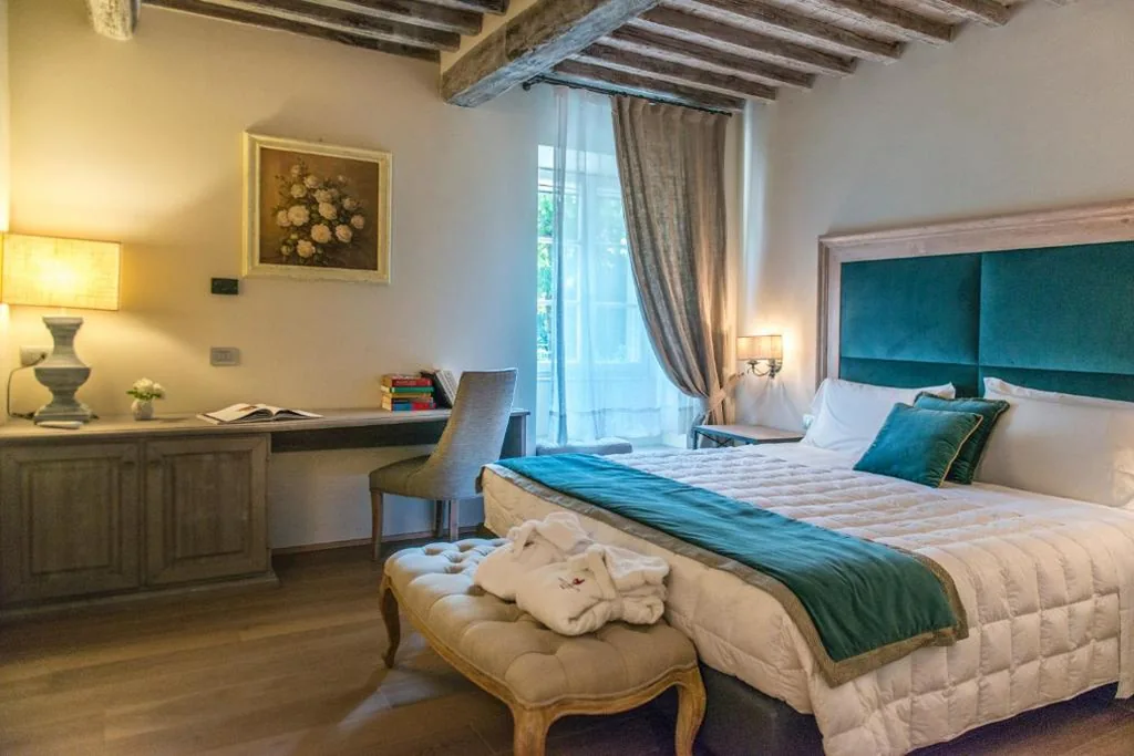 Junior Suite con Letto King-Size e Accesso Spa - Edificio Separato — Cortona Resort & Spa