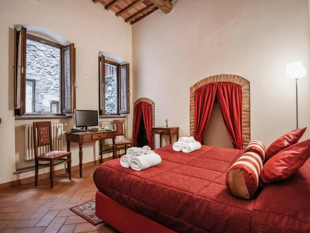 Junior Suite con Vista Cortile — La Corte Del Re Suite & Rooms Arezzo