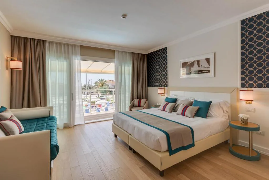 Superior Junior Suite with 2 Bathrooms — Grand Hotel & Riviera