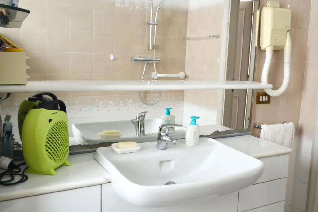 L’Alloggio di Anna Maria Camera con bagno privato — foto 6