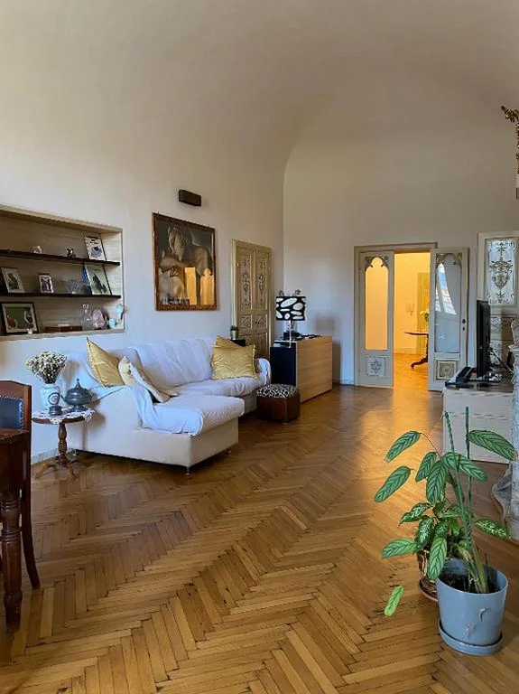 L’antica casa sui lungarni di Pisa