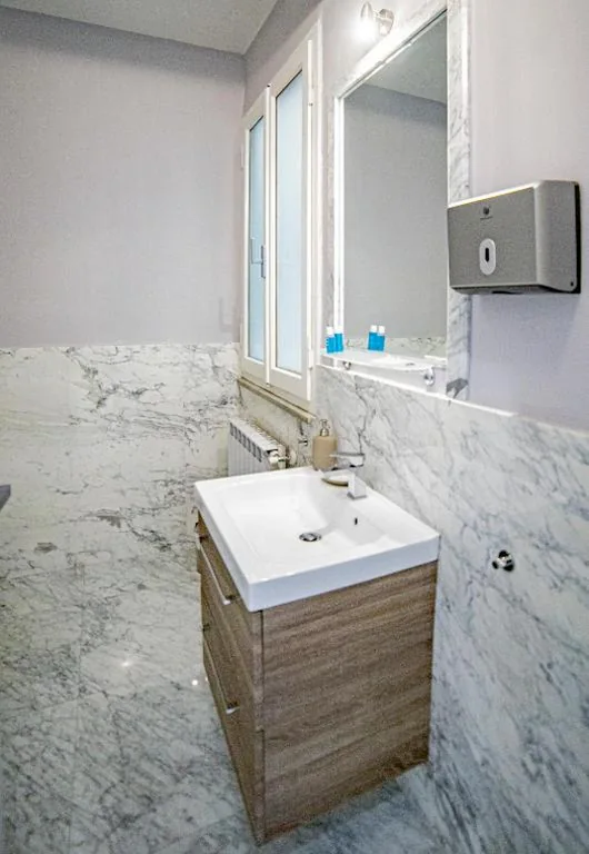 Mistral Holidays – Elegante camera con finiture di lusso appena ristrutturata — foto 3