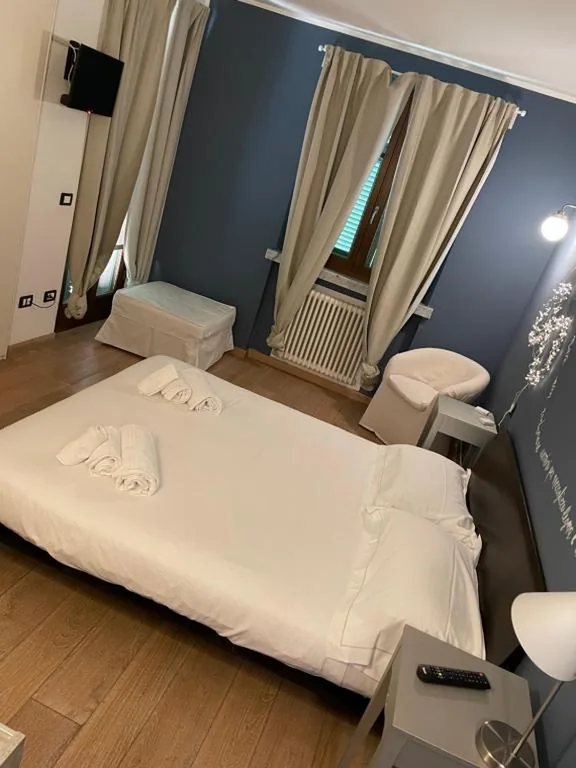 Mistral Holidays – Elegante camera matrimoniale con balcone a 500 mt dal mare