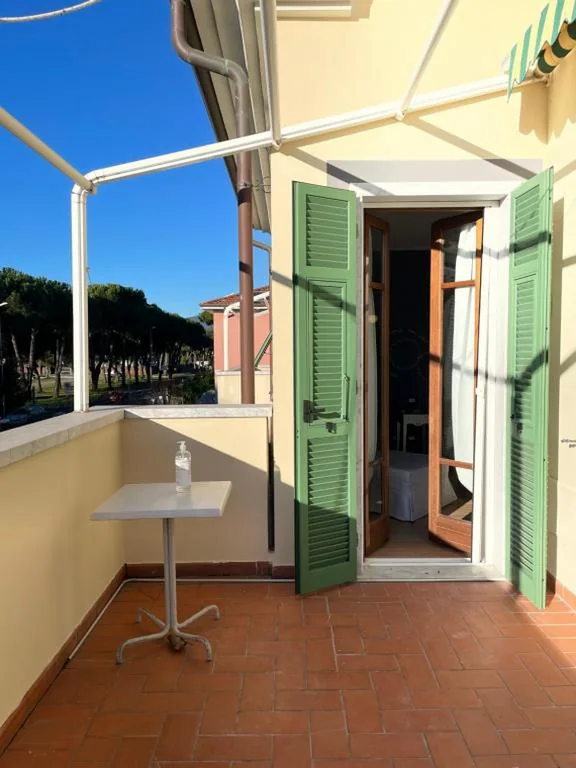 Mistral Holidays – Elegante camera matrimoniale con balcone a 500 mt dal mare — foto 5
