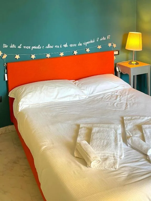 Mistral Holidays – Spaziosa camera con letto alla francese e balcone a 500 mt dal mare