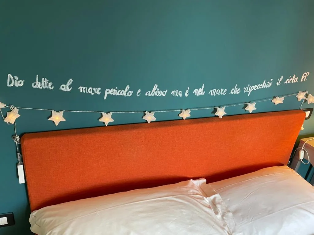 Mistral Holidays – Spaziosa camera con letto alla francese e balcone a 500 mt dal mare