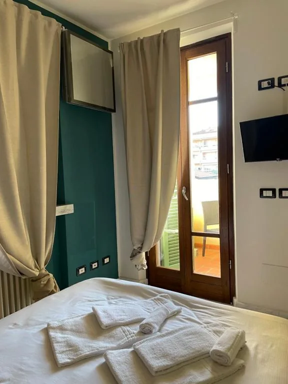 Mistral Holidays – Spaziosa camera con letto alla francese e balcone a 500 mt dal mare — foto 3