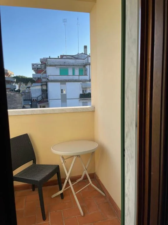 Mistral Holidays – Spaziosa camera con letto alla francese e balcone a 500 mt dal mare — foto 6