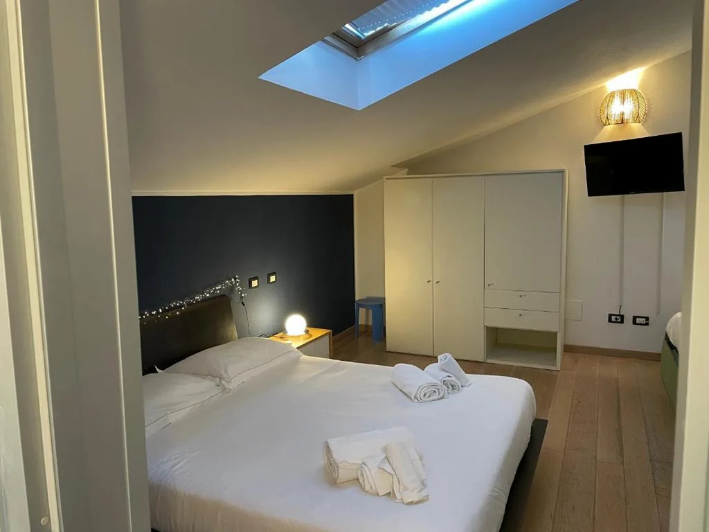 Mistral Holidays – Splendida camera familiare con lucernario a 500 mt dal mare