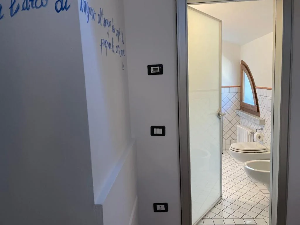 Mistral Holidays – Splendida camera familiare con lucernario a 500 mt dal mare — foto 6