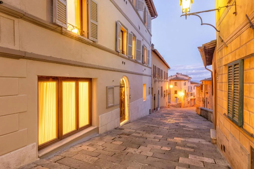 Palazzo Falcinelli Luxury Room in Montepulciano Center with Air Conditioning and Elevator