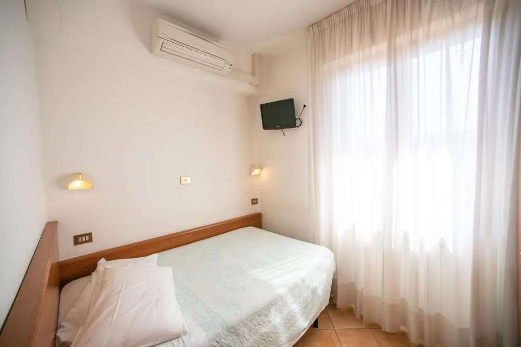 Piccola Camera Matrimoniale con Letto alla Francese — Eco-Hotel Edy