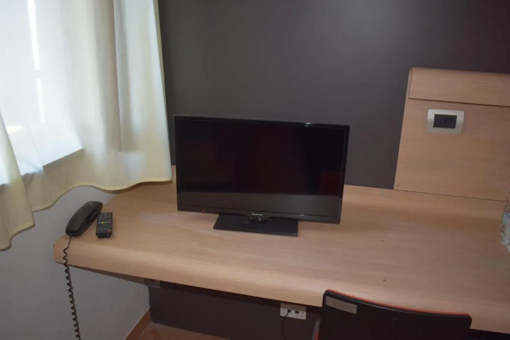 Small Double or Twin Room — Bed & Bike