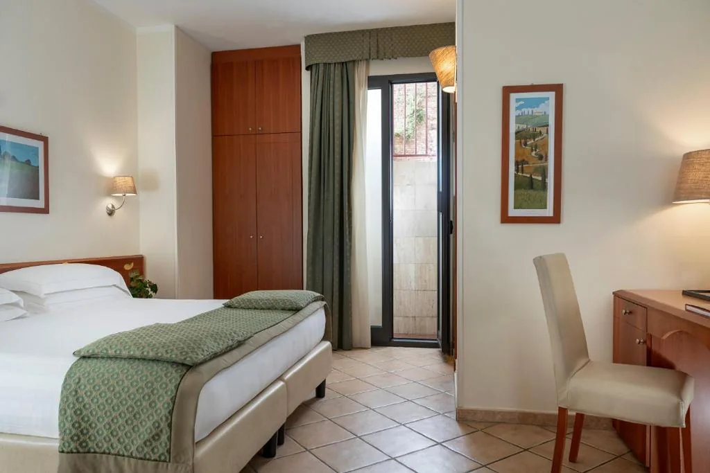 Piccola Camera Matrimoniale/Doppia con Letti Singoli — Hotel Athena