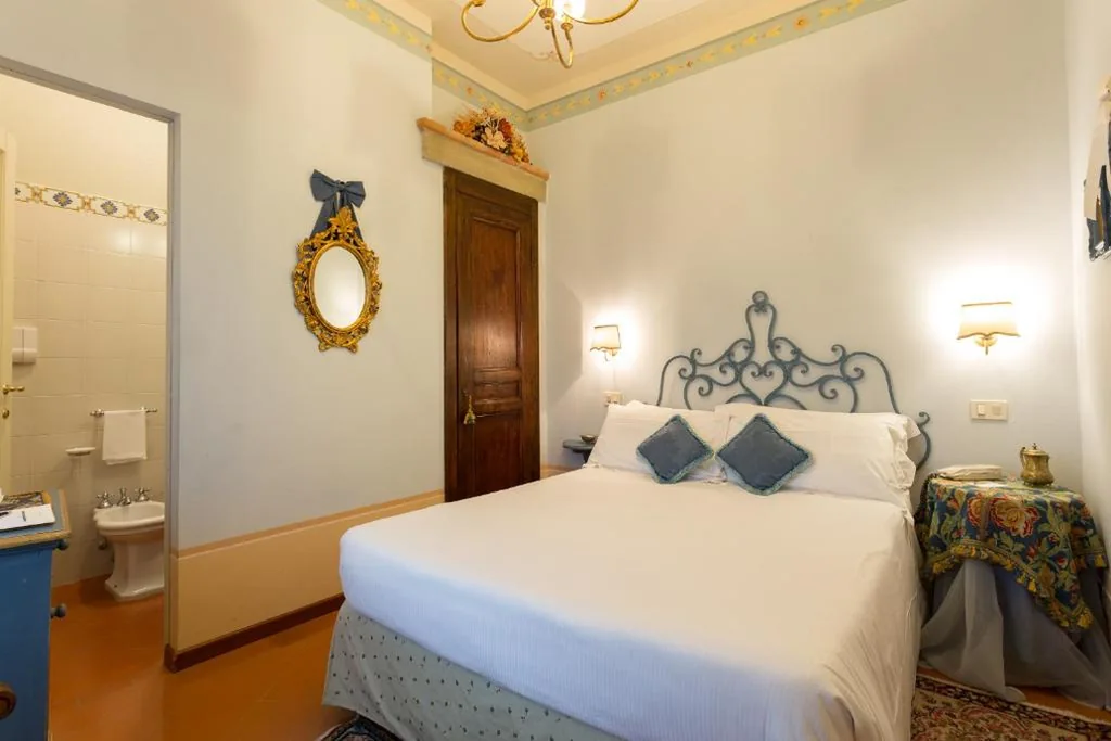 Small Queen Room — Hotel Villa Marsili