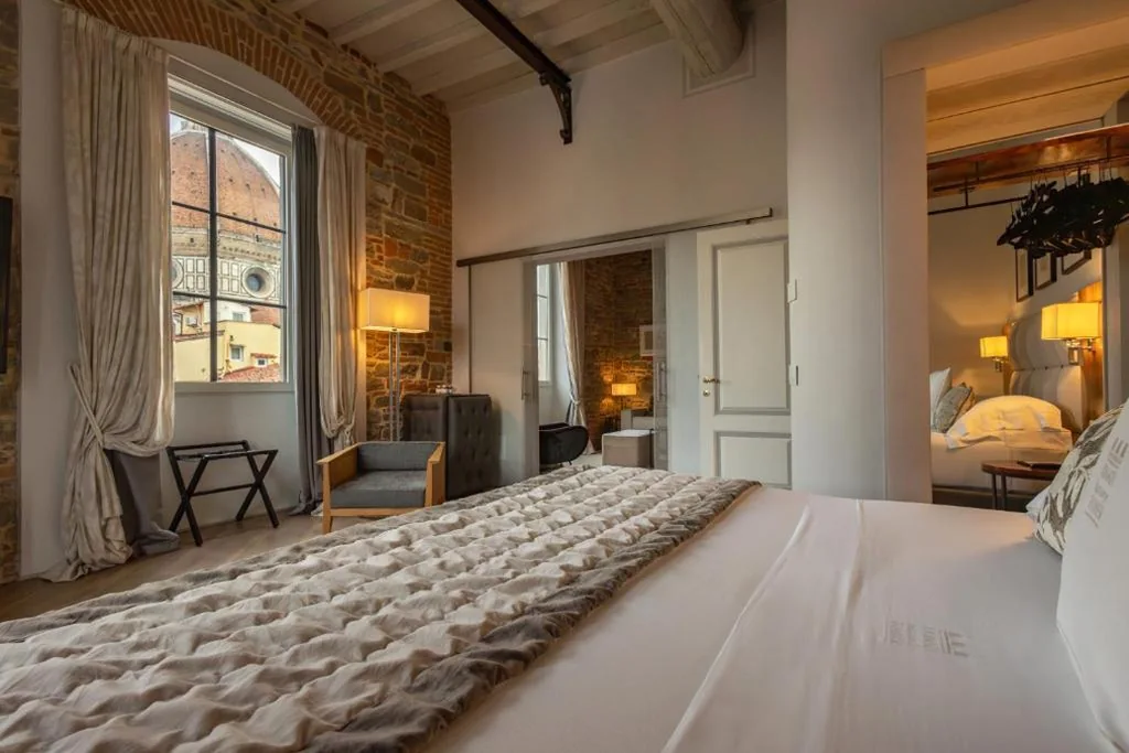 Raffaello - Deluxe Suite with Duomo View and Hot Tub — Donati Luxury Tower Suites