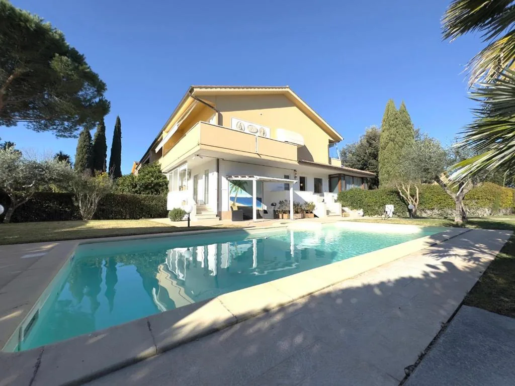 Residence Il Boschetto – Villa Con Piscina — foto 8